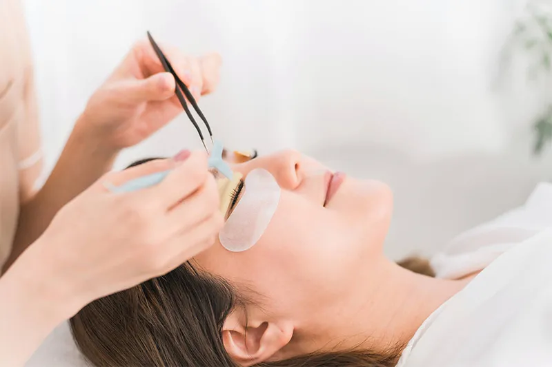 目の自然な美しさを引き出す施術